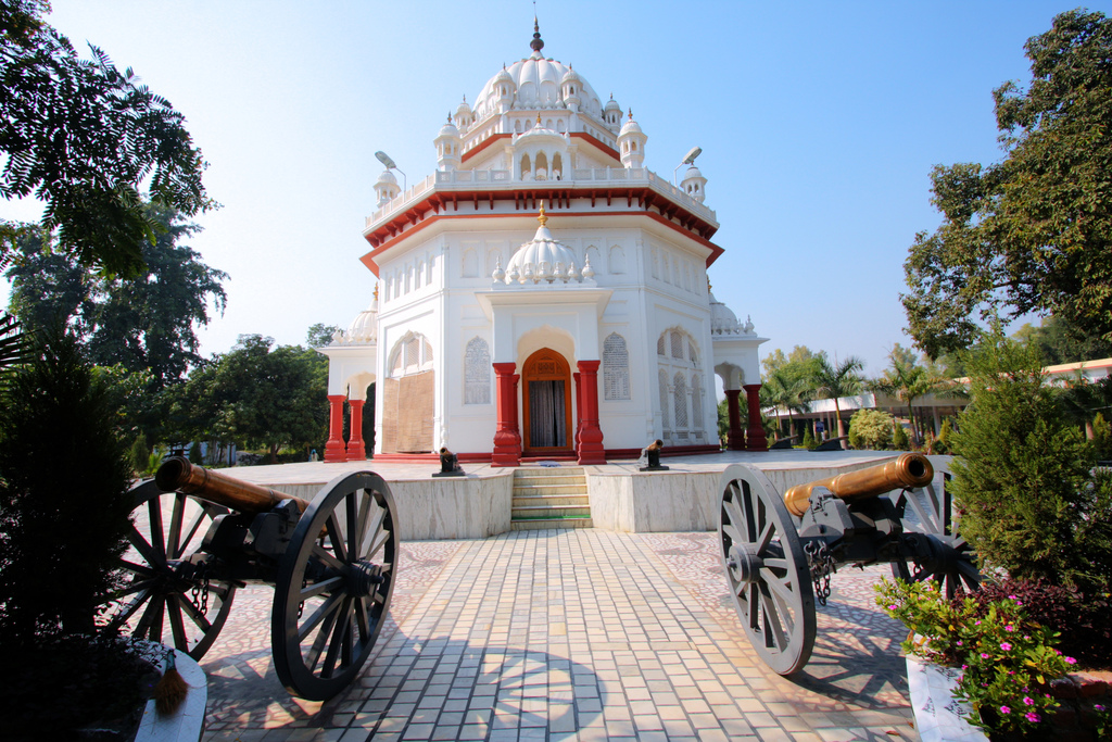 White façade of Saragarhi Memorial Gurudwara